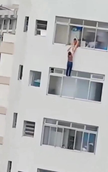 Impactante video de mujer que casi cae al vacío mientras limpiaba las ventanas de un edificio 1 Impactante video de mujer que casi cae al vacío mientras limpiaba las ventanas de un edificio Una mujer duro varios minutos suspendida desde el piso 16 de un edificio. Los hechos quedaron registrados en video.