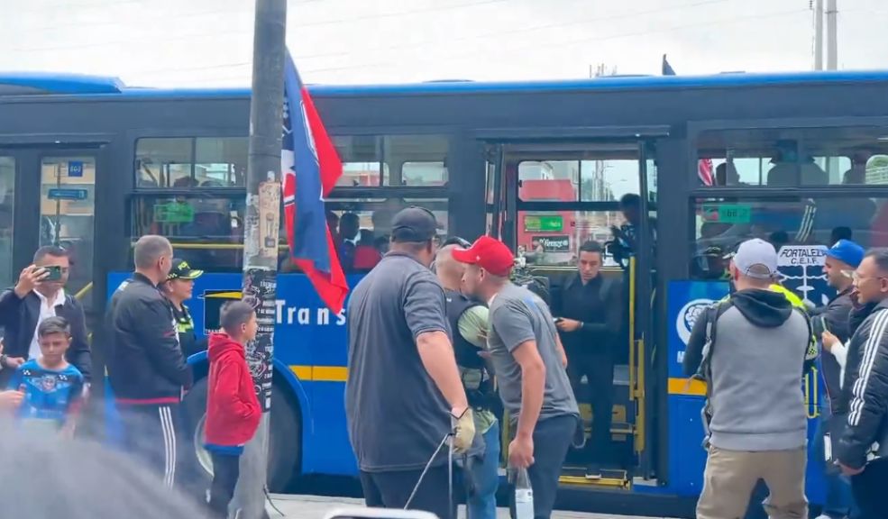 Jugadores de Fortaleza llegaron a El Campín en SITP: "Gracias amix TransMilenio" Fortaleza sorprendió al llegar en transporte público al estadio El Campín. Además, estrenaron curioso uniforme.