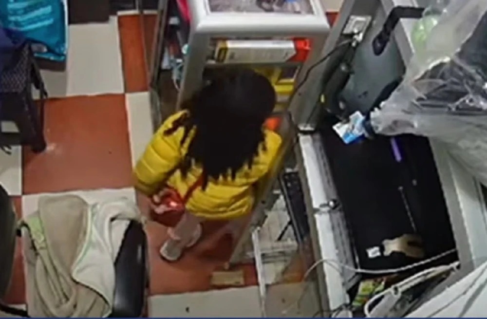 Ladrones estarían instrumentalizando a una niña para robar en Engativá 1 Ladrones estarían instrumentalizando a una niña para robar en Engativá En video de cámaras de seguridad quedó captado el momento en el que una pequeña niña roba objetos personales a algunos comerciantes en la localidad de Engativá.