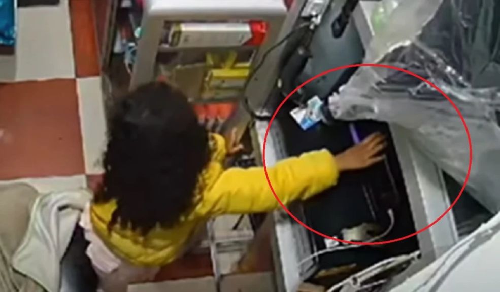 Ladrones estarían instrumentalizando a una niña para robar en Engativá En video de cámaras de seguridad quedó captado el momento en el que una pequeña niña roba objetos personales a algunos comerciantes en la localidad de Engativá.