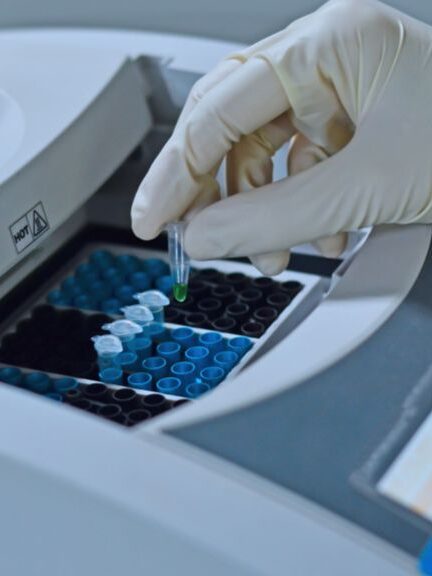 Líderes científicos de Latinoamérica crean una alianza para impulsar investigaciones de ADN y Genómica Con el propósito de mejorar la salud y el bienestar en América Latina, se ha anunciado la creación de LatinOMICS, la Alianza Latinoamericana para el Estudio de las Ciencias Ómicas.