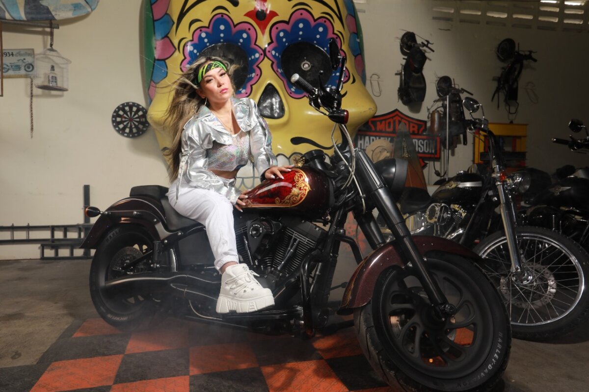 Mayden, cantante y compositora colombiana, lanza su nuevo sencillo 'Pal' Carajo' La cantante, bailarina y compositora colombiana Mayden sigue cosechando éxitos en su prometedora carrera musical con el lanzamiento de su más reciente sencillo, 'Pal' Carajo'.
