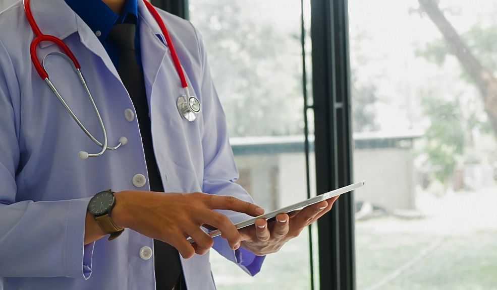 Médico usaba su profesión para abusar de sus pacientes 1 Médico usaba su profesión para abusar de sus pacientes Un médico general que trabajaba en la Sabana de Bogotá está siendo investigado por el presunto abuso sexual de al menos dos mujeres.