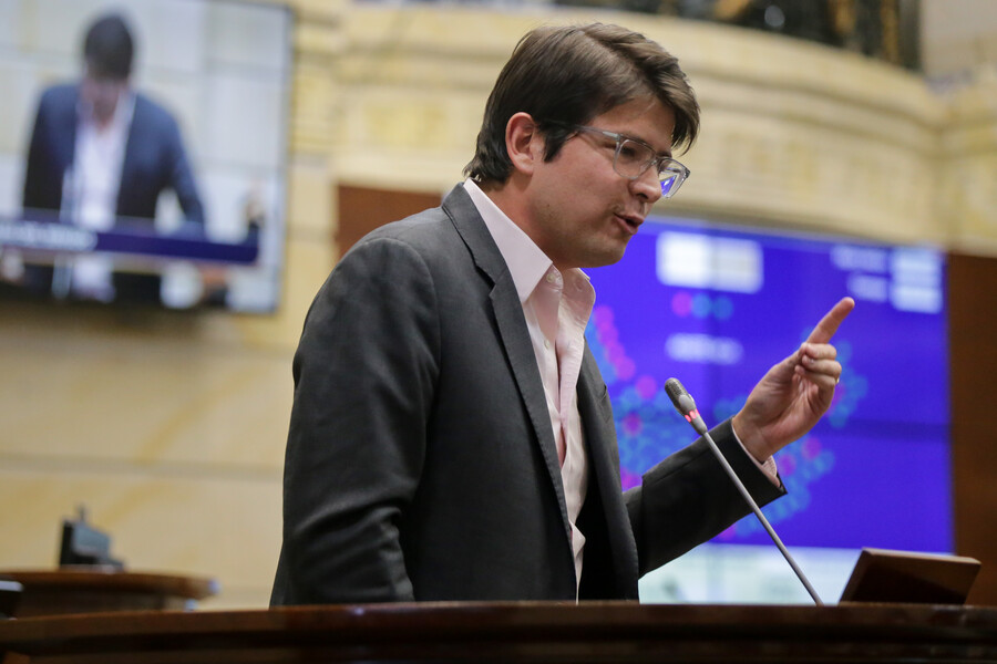 Miguel Uribe anunció oficialmente su precandidatura presidencial 1 Miguel Uribe anunció oficialmente su precandidatura presidencial Asegurando que el presidente Gustavo Petro se quiere robar las elecciones en el 2026 para mantener la hegemonía de la izquierda y por eso es necesario frenarlo, el senador del Centro Democrático, Miguel Uribe Turbay, oficializó este lunes su precandidatura presidencial al interior de ese partido.