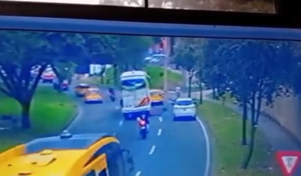Impactante video de motociclista que murió en Usaquén: vehículo mal parqueado abrió la puerta y la hizo caer 1 Impactante video de motociclista que murió en Usaquén: vehículo mal parqueado abrió la puerta y la hizo caer Una motociclista murió tras una imprudencia de un conductor, pues este abrió la puerta de su vehículo y la golpeó, lo que provocó que cayera y un bus la arrollara.