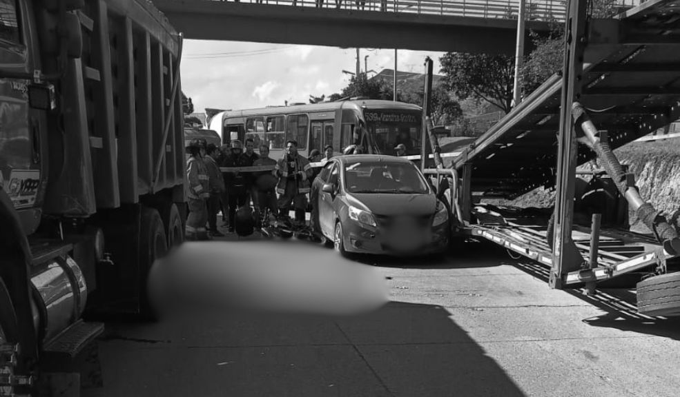 Se conoce video del momento exacto en el que motociclista pierde la vida en la Avenida Boyacá 1 Se conoce video del momento exacto en el que motociclista pierde la vida en la Avenida Boyacá En un video de una cámara de vigilancia quedó registrado el momento en el que un motociclista pierde la vida en un trágico accidente de tránsito. Los hechos se presentaron la mañana de este viernes en la Avenida Boyacá.