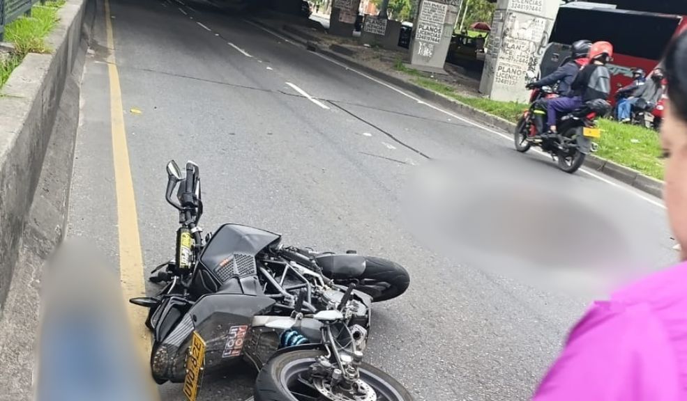 Trágico accidente de tránsito entre motociclista y peatón en la Avenida Boyacá Tanto el motociclista como el peatón quedaron tendidos en vía pública.