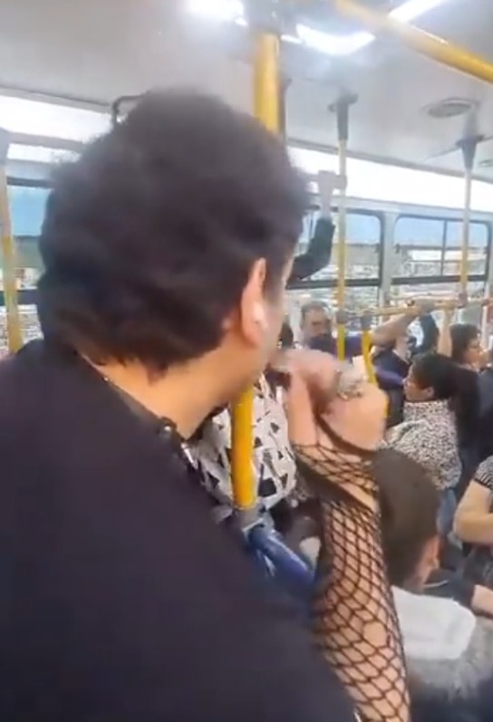 Mujer agredió verbalmente a joven que usaba falda y tenía las uñas pintadas en un Sitp 1 Mujer agredió verbalmente a joven que usaba falda y tenía las uñas pintadas en un Sitp La mujer le dijo al joven que se iría al infierno por estar usando falda y tener las uñas pintadas.