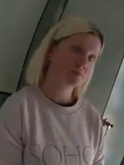 Mujer asesinó a sus padres y vivió durante 4 años con los cuerpos escondidos en casa Virginia McCullough, una ciudadana británica, fue condenada a cadena perpetua por el asesinato de sus padres, John y Lois McCullough, en su residencia en Great Baddow, Essex, en junio de 2019. Sus padres fueron envenenados con medicamentos recetados, y en el caso de su madre, también golpeada y apuñalada.