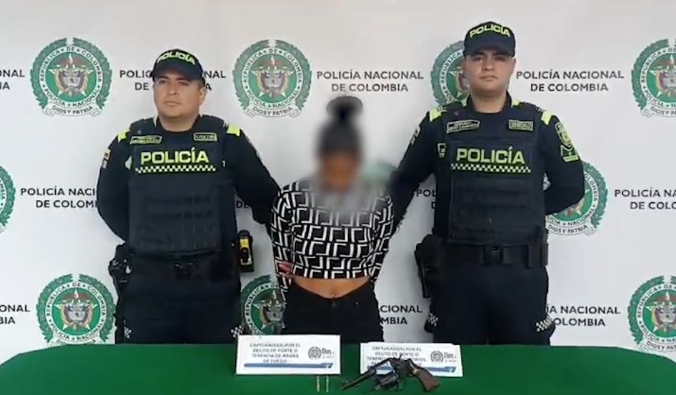 Mujer intentó evadir a la Policía portando un arma de fuego tras huir de una riña en Bogotá Una mujer fue capturada en medio de una riña por portar un arma de fuego. Los hechos ocurrieron en el barrio Bello Horizonte de la localidad de San Cristóbal.