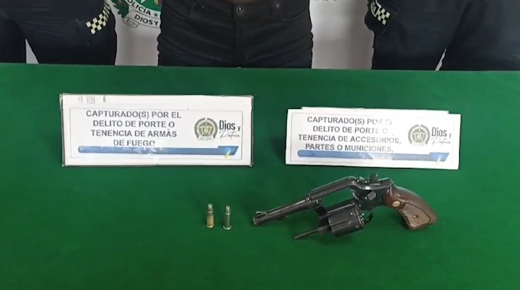 Mujer intentó evadir a la Policía portando un arma de fuego tras huir de una riña en Bogotá Una mujer fue capturada en medio de una riña por portar un arma de fuego. Los hechos ocurrieron en el barrio Bello Horizonte de la localidad de San Cristóbal.