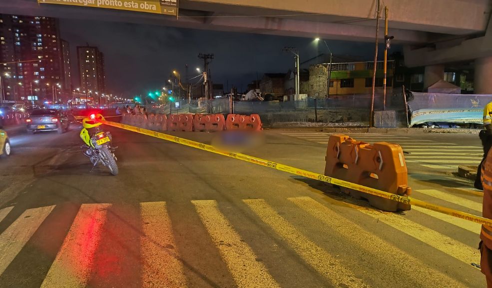 Mujer murió al caer desde puente de la Avenida 68 tras accidente de tránsito 1 Mujer murió al caer desde puente de la Avenida 68 tras accidente de tránsito Una trágica noche se vivió en Bogotá, luego de que se conociera la muerte de una mujer que cayó al vacío desde el nuevo puente de la Avenida 68 con calle 3.ª.