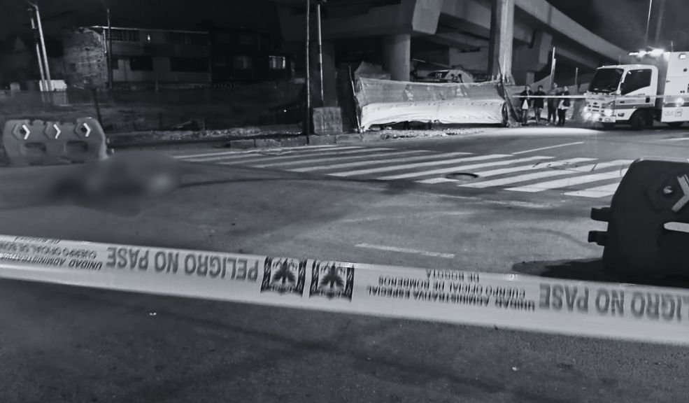 Mujer murió al caer desde puente de la Avenida 68 tras accidente de tránsito Una trágica noche se vivió en Bogotá, luego de que se conociera la muerte de una mujer que cayó al vacío desde el nuevo puente de la Avenida 68 con calle 3.ª.