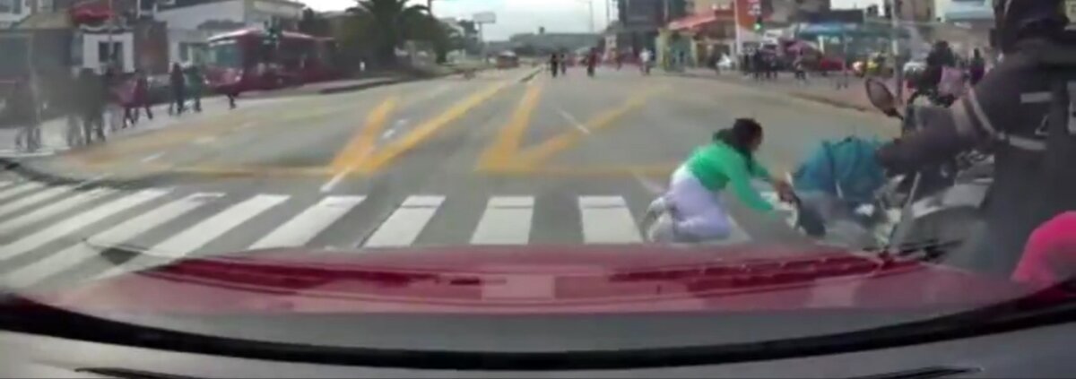 Mujer que iba con coche de bebé se cayó en plena calle; corrió cuando el semáforo iba a cambiar Un conductor en Bogotá grabó un momento de alto riesgo en una calle cuando una mujer, llevando un coche de bebé, cruzó corriendo la vía justo antes de que el semáforo cambiara a verde para los vehículos. El incidente, ocurrido el pasado 7 de octubre a las 8:00 a.m., quedó registrado en un video que ha generado preocupación y rechazo en la comunidad.