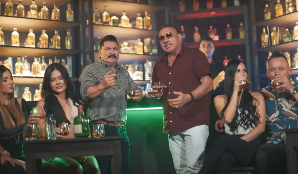 'Mujeriego y Borracho': La nueva canción del Gato Negro y el Charrito Dos grandes de la música popular, El Gato Negro y El Charrito Negro, se han unido para lanzar su más reciente colaboración, titulada "Mujeriego y Borracho", una canción que promete ser la favorita de las fiestas de fin de año.