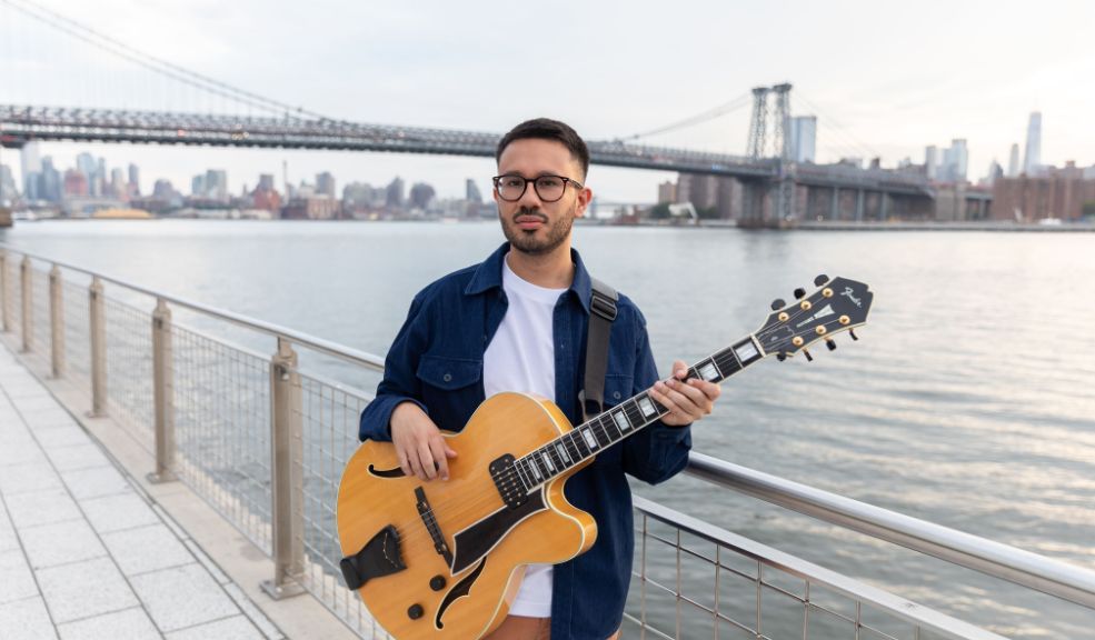 Nico Moreno y su nuevo álbum de jazz 'Cornerstone' Nico Moreno, joven promesa del jazz colombiano, ha lanzado su más reciente álbum titulado Cornerstone, un trabajo que marca un punto importante en su carrera musical y que ha comenzado a captar la atención de críticos y aficionados del género.