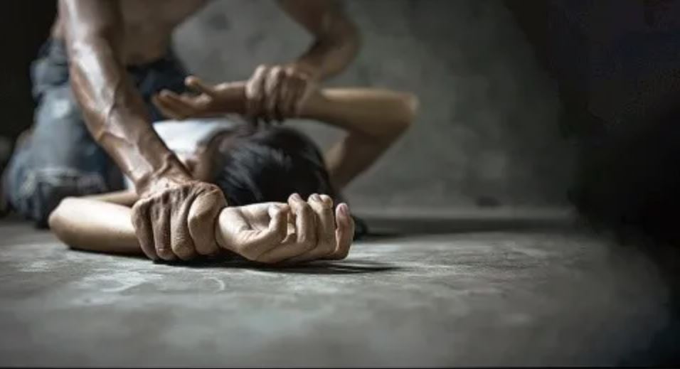 Investigan a docente señalado de abusar a seis niñas Docente es capturado por presunto abuso sexual de menores; procuraduría adelanta investigaciones.