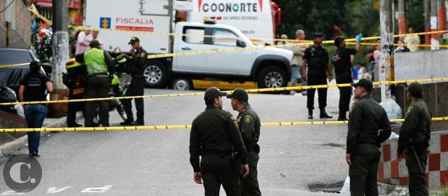 Nueva versión en caso de familia envenenada: no sería un suicidio colectivo sino un homicidio 1 Nueva versión en caso de familia envenenada: no sería un suicidio colectivo sino un homicidio Un nuevo rumbo tomaría el caso de la madre y sus dos hijos que fueron encontrados sin vida dentro de su vivienda, al parecer, luego de ser envenenados. Les contamos cuál es la nueva hipótesis que manejan las autoridades.