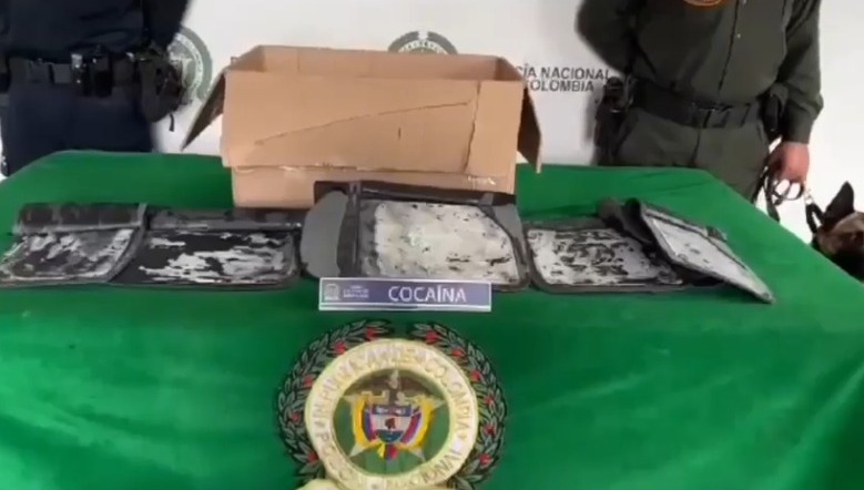 Operativo en aeropuerto El Dorado dejó al descubierto cargamento de cocaína camuflado en elementos para bebé En un nuevo golpe al narcotráfico, las autoridades colombianas lograron incautar una importante cantidad de cocaína en el Aeropuerto Internacional El Dorado.