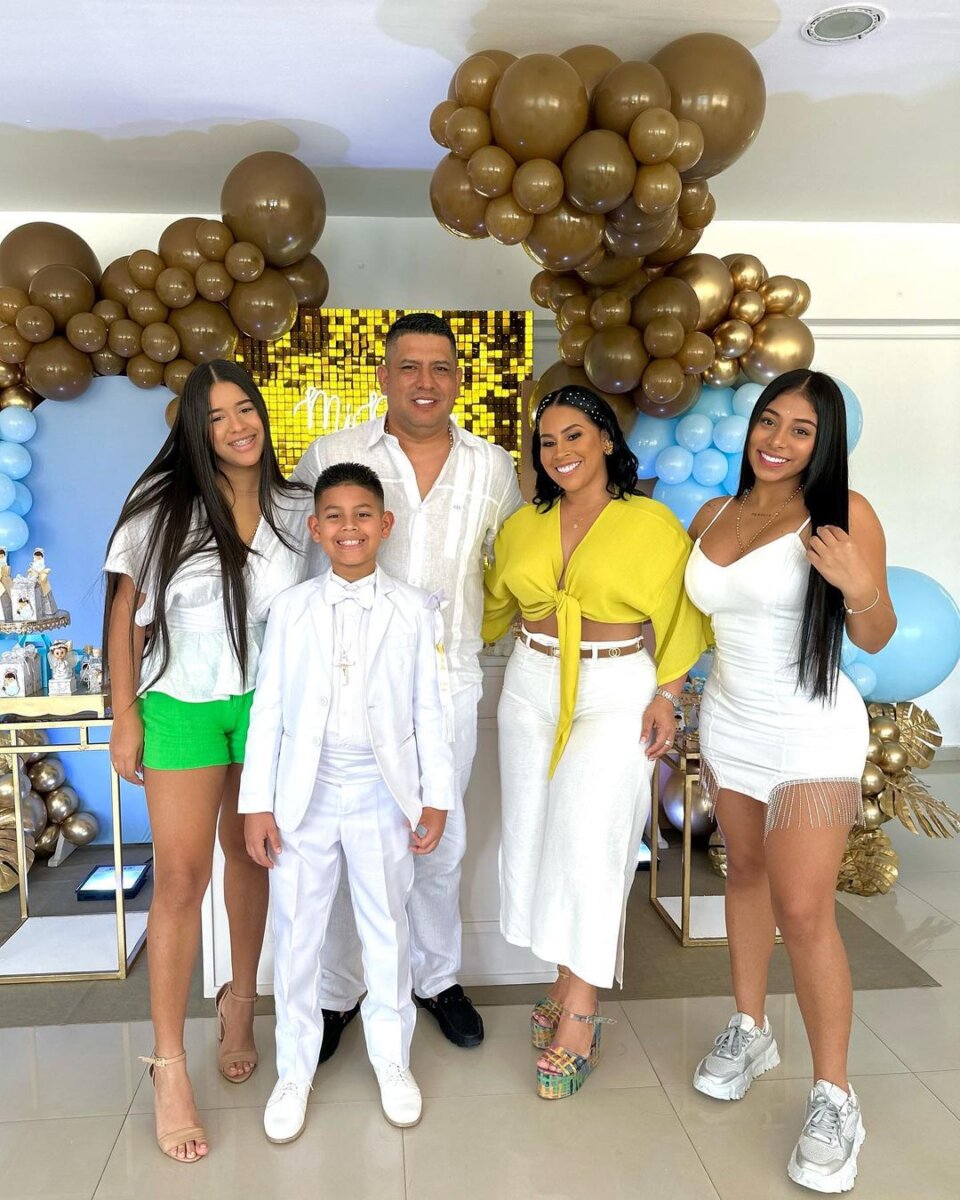Padrastro de reconocida influencer colombiana fue asesinado tras retirar dinero en un cajero 1 Padrastro de reconocida influencer colombiana fue asesinado tras retirar dinero en un cajero Janer Sabier Parra Garzón, de 43 años, fue asesinado por sicarios en la noche del viernes en el municipio de Puerto Colombia.