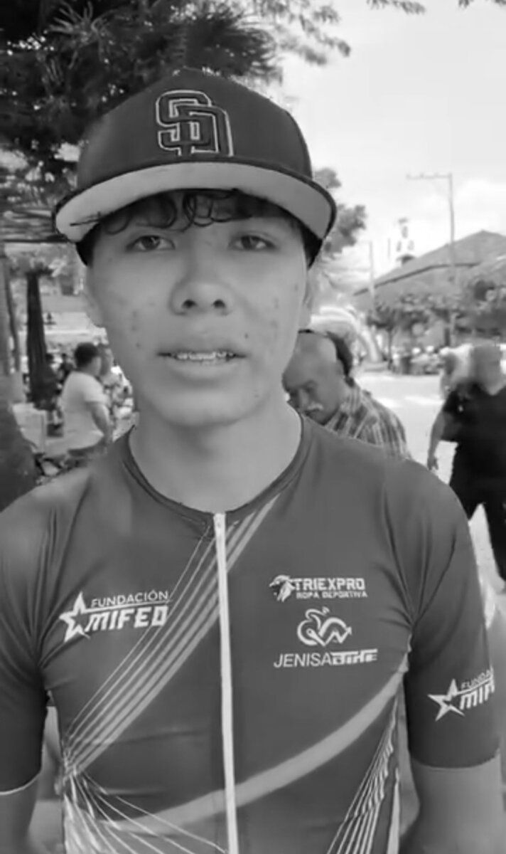 Padre de Santiago Ruiz, ciclista que murió arrollado, fue testigo de su muerte El ciclismo colombiano está de luto tras la trágica muerte de Santiago Ruiz, un joven ciclista de 17 años que falleció este domingo 6 de octubre mientras entrenaba en el sector de Canoas, cerca del alto de Mondoñedo, Cundinamarca. Santiago se preparaba para participar en la Vuelta del Porvenir, que daría inicio el próximo 16 de octubre, cuando un accidente de tránsito le arrebató la vida.