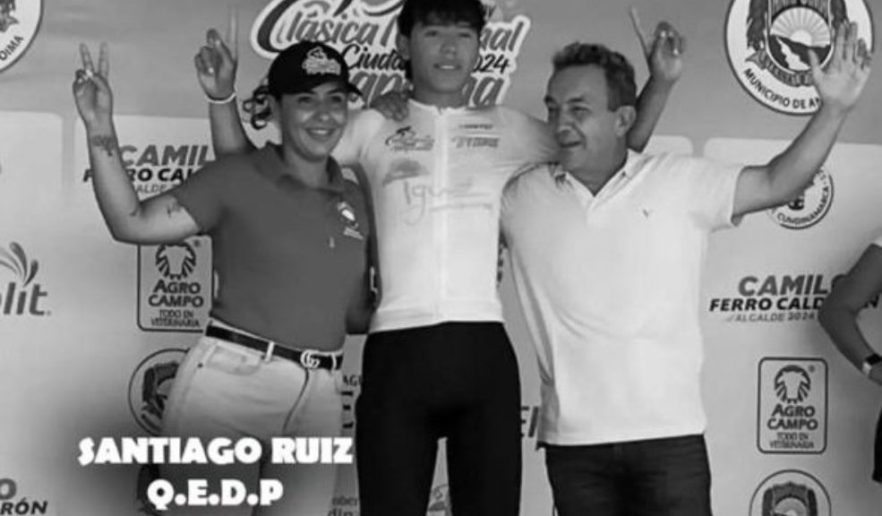 Padre de Santiago Ruiz, ciclista que murió arrollado, fue testigo de su muerte 1 Padre de Santiago Ruiz, ciclista que murió arrollado, fue testigo de su muerte El ciclismo colombiano está de luto tras la trágica muerte de Santiago Ruiz, un joven ciclista de 17 años que falleció este domingo 6 de octubre mientras entrenaba en el sector de Canoas, cerca del alto de Mondoñedo, Cundinamarca. Santiago se preparaba para participar en la Vuelta del Porvenir, que daría inicio el próximo 16 de octubre, cuando un accidente de tránsito le arrebató la vida.