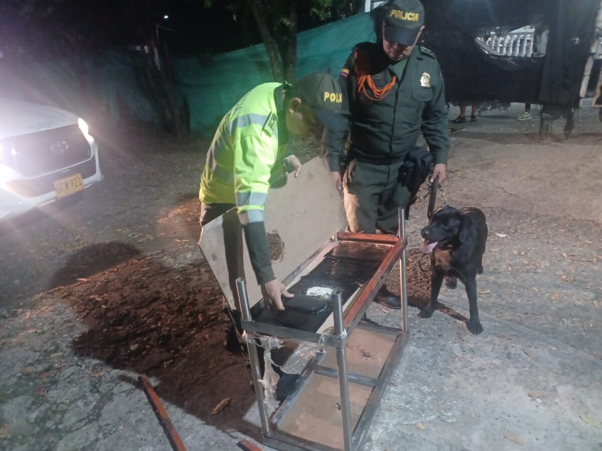 Policía capturó a 3 sujetos por tráfico de drogas: buscaban transportarlas de Tolima a Bogotá 1 Policía capturó a 3 sujetos por tráfico de drogas: buscaban transportarlas de Tolima a Bogotá Gracias a la acción de los uniformados, se logró sacar de circulación cerca de 500 kilos de alucinógenos. Las drogas eran transportadas a Bogotá