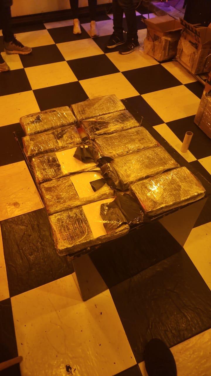 Policía incauta 10 kilos de cocaína y captura a 2 sujetos en Los Mártires 1 Policía incauta 10 kilos de cocaína y captura a 2 sujetos en Los Mártires Las autoridades incautaron 10 kilos de cocaína en un establecimiento comercial de San Andresito San José y capturaron en flagrancia a 2 sujetos por tráfico de drogas.