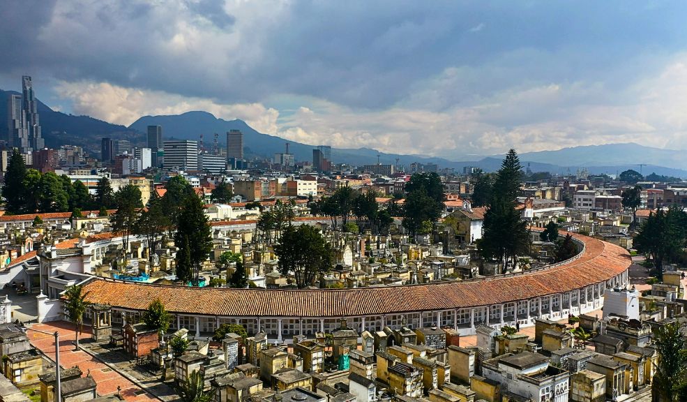 Procuraduría investiga irregularidades en contratos de cementerios en Bogotá 1 Procuraduría investiga irregularidades en contratos de cementerios en Bogotá La Procuraduría General de la Nación abrió este martes una investigación para esclarecer posibles irregularidades en la administración y supervisión de los cementerios distritales de Bogotá.