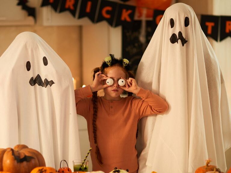 Recomendaciones para que sus hijos eviten el exceso de dulces en Halloween 1 Recomendaciones para que sus hijos eviten el exceso de dulces en Halloween Este incremento en el consumo de azúcar puede tener efectos a corto plazo, como el malestar gástrico, pero también puede impactar negativamente en la salud futura de los niños.