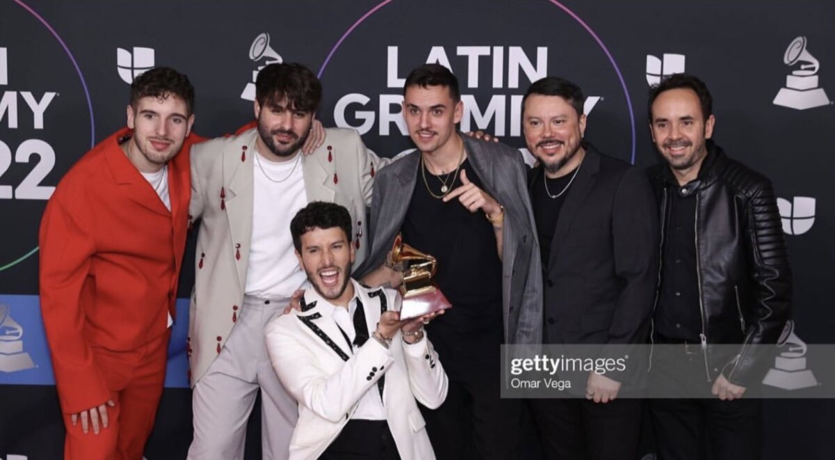 Spread Lof, el compositor detrás del 'Feriado' de Rawayana y 'Entre Paréntesis' de Shakira 1 Spread Lof, el compositor detrás del 'Feriado' de Rawayana y 'Entre Paréntesis' de Shakira Spread Lof es el español que participó en la composición de la canción 'Entre Paréntesis' de Shakira y Grupo Frontera. Está nominado al Latin Grammy.