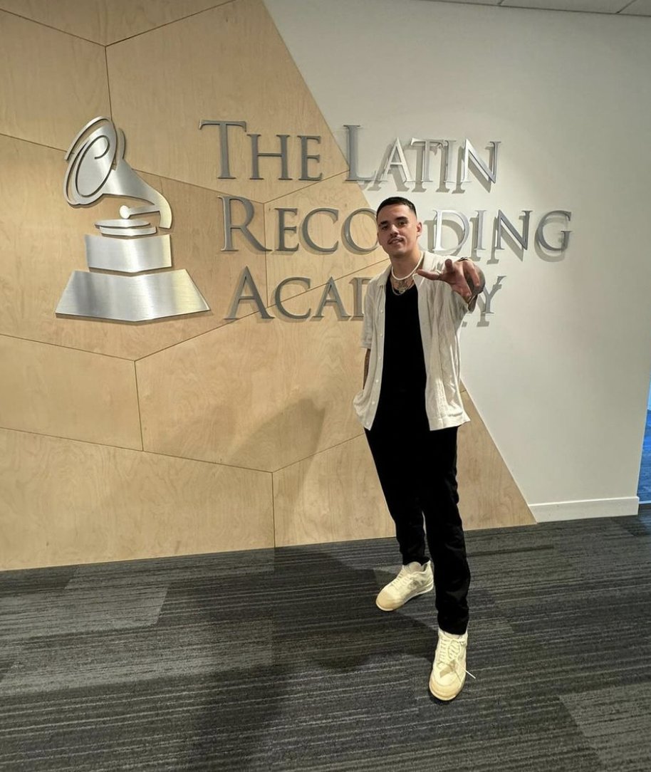 Spread Lof, el compositor detrás del 'Feriado' de Rawayana y 'Entre Paréntesis' de Shakira 3 Spread Lof, el compositor detrás del 'Feriado' de Rawayana y 'Entre Paréntesis' de Shakira Spread Lof es el español que participó en la composición de la canción 'Entre Paréntesis' de Shakira y Grupo Frontera. Está nominado al Latin Grammy.