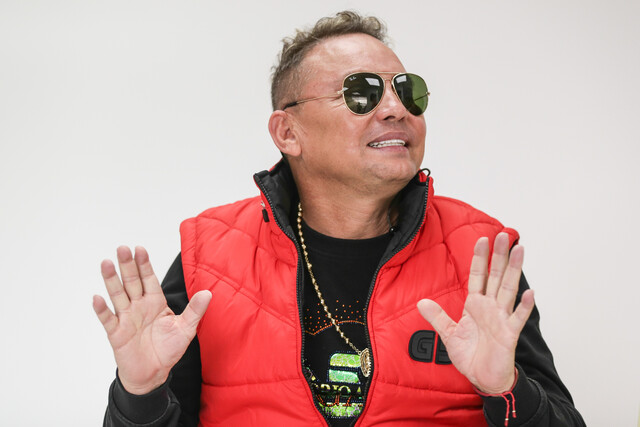 Giovanny Ayala se ganó el chance y mostró fajos de billetes Giovanny Ayala también reveló lo que hará con el premio.