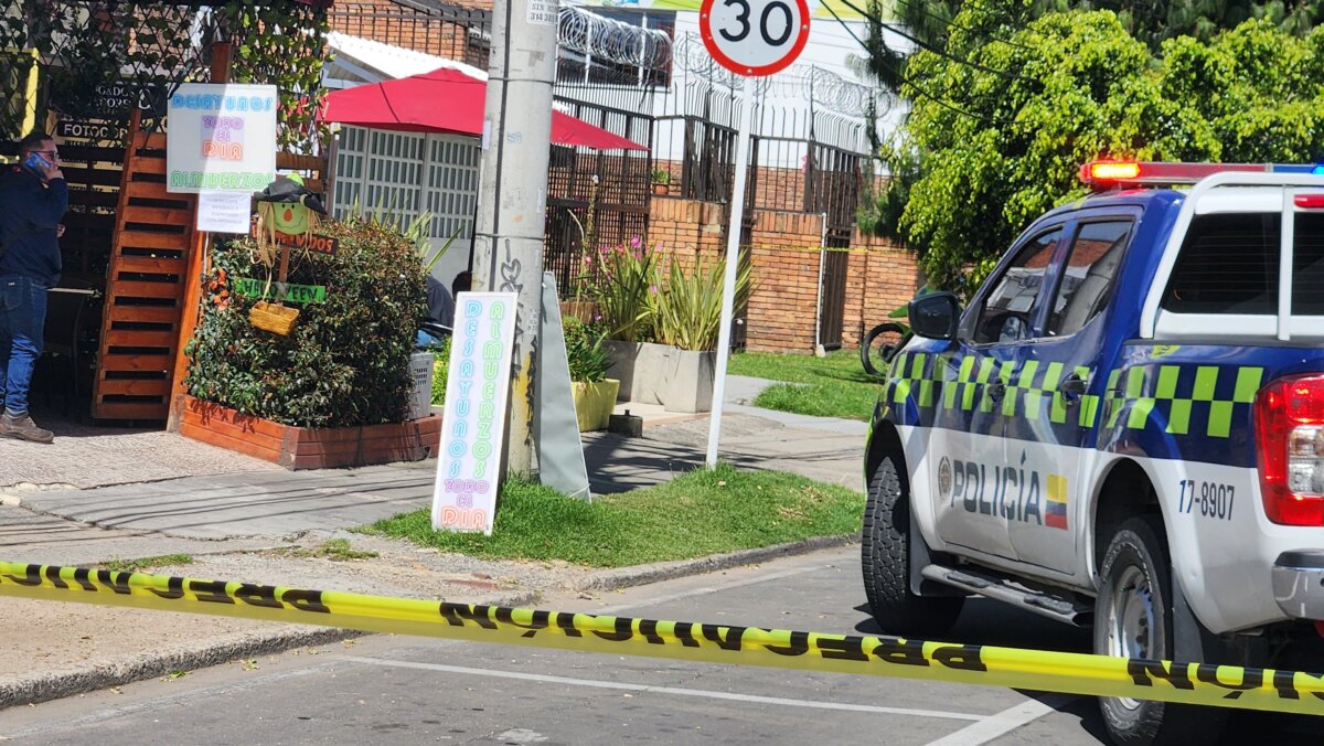 Sicarios asesinaron a un hombre en una panadería de Fontibón 1 Sicarios asesinaron a un hombre en una panadería de Fontibón Un hombre, quien al parecer era abogado, murió tras ser vícitima de un ataque sicarial en la localidad de Fontibón.