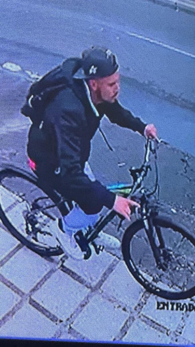 Sujeto persiguió y tocó indebidamente a una mujer en plena vía del barrio Santa Isabel 1 Sujeto persiguió y tocó indebidamente a una mujer en plena vía del barrio Santa Isabel Un sujeto que se movilizaba en bicicleta tocó indebidamente a una mujer que caminaba por el sector de Santa Isabel. Le contamos los detalles.