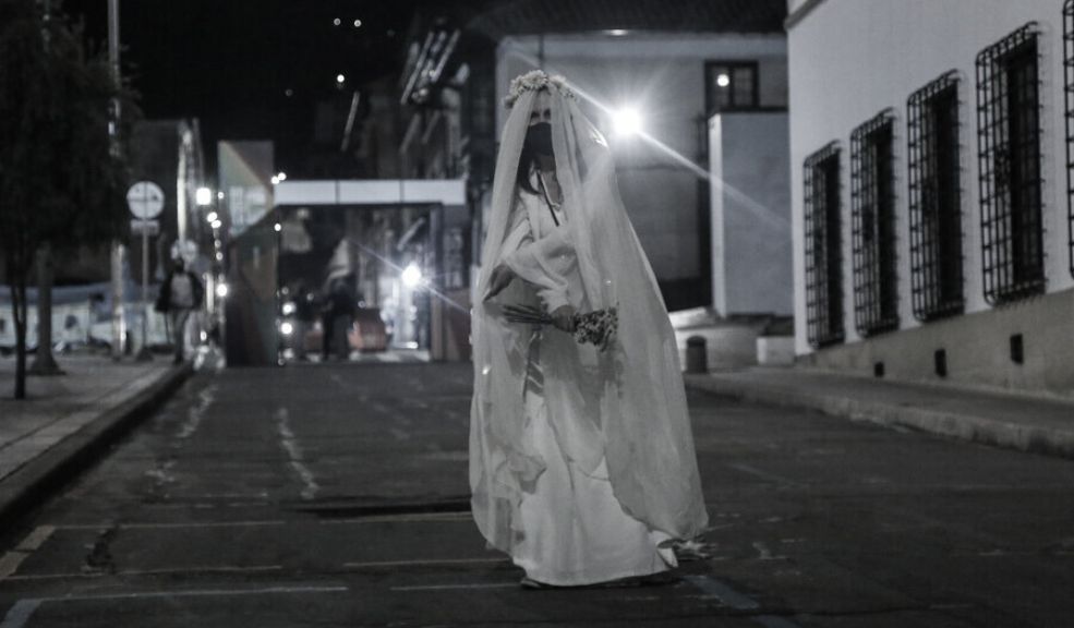 Todo lo que necesita saber sobre el Tour Fantasma en Bogotá Este Halloween, Bogotá se convierte en un escenario ideal para quienes buscan vivir experiencias llenas de terror. Una de las actividades más esperadas es el tour fantasma que recorre el histórico barrio de la Candelaria, donde las leyendas urbanas y los relatos paranormales cobran vida entre las antiguas construcciones coloniales.