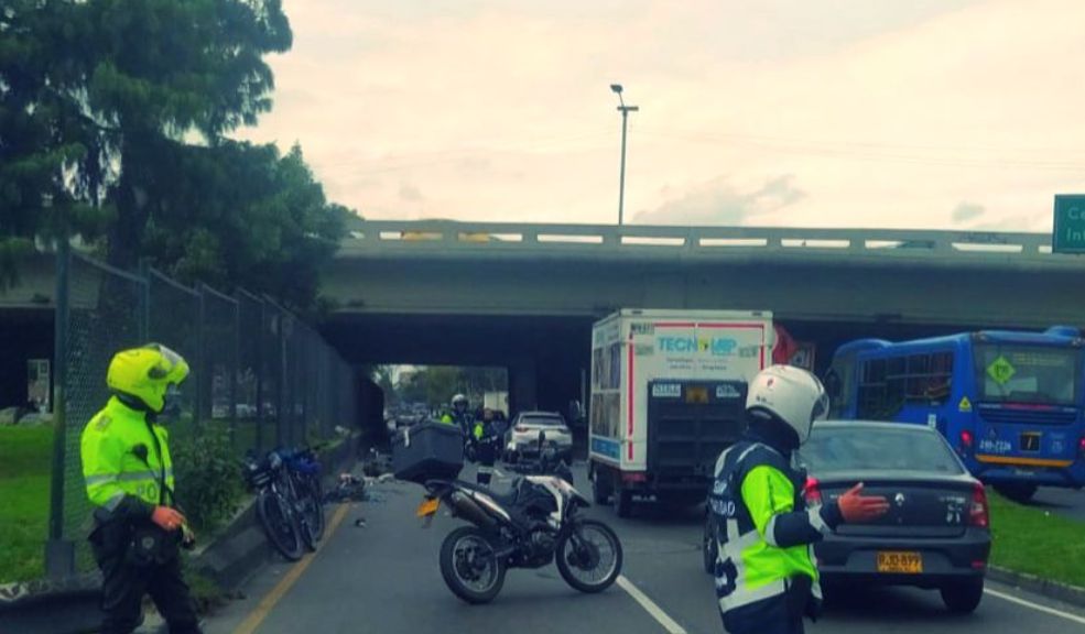Trágico accidente de tránsito entre motociclista y peatón en la Avenida Boyacá 1 Trágico accidente de tránsito entre motociclista y peatón en la Avenida Boyacá Tanto el motociclista como el peatón quedaron tendidos en vía pública.