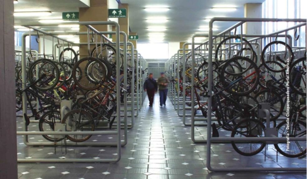'TransmiBici': El nuevo sistema de parqueadero para bicicletas en estaciones de TransMilenio 1 'TransmiBici': El nuevo sistema de parqueadero para bicicletas en estaciones de TransMilenio TransMilenio, el principal sistema de transporte masivo en Bogotá, ha lanzado la nueva iniciativa “TransMiBici”, un servicio intermodal que busca promover la movilidad sostenible al permitir que los usuarios combinen el uso de bicicletas con el transporte público.