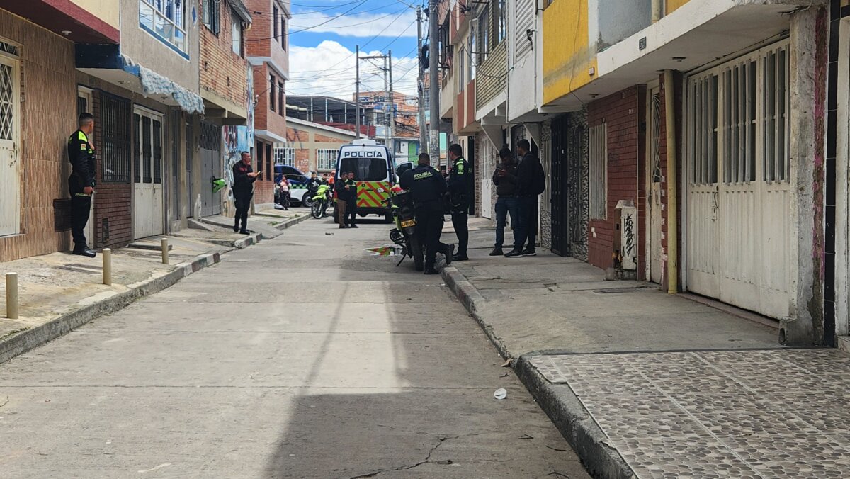 Esta es la identidad de la mujer que fue asesinada en Bosa; un menor de edad fue capturado por el crimen 1 Esta es la identidad de la mujer que fue asesinada en Bosa; un menor de edad fue capturado por el crimen El día soleado y cálido contrastaba con el horror de lo sucedido. Los vecinos salieron alarmados al escuchar los disparos que acabaron con la vida de esta mujer en la transversal 78F con calle 73B sur.“Dicen que a esa hora no se veía a nadie en la cuadra. Supuestamente alguien vio a la muchacha llegar tranquila desde la parte baja del barrio. Lo que cuentan es que, de la nada, un tipo en una bicicleta, que aparentemente la había estado siguiendo desde varias cuadras atrás, salió cuando la muchacha estaba frente a una casa de cuatro pisos. Ahí fue cuando se escucharon los disparos. Dicen que mínimo fueron tres, y cuentan que la muchacha vivía en esa casa como arrendataria y que tenía como 36 años”, le relató a Q’HUBO un residente de la zona.