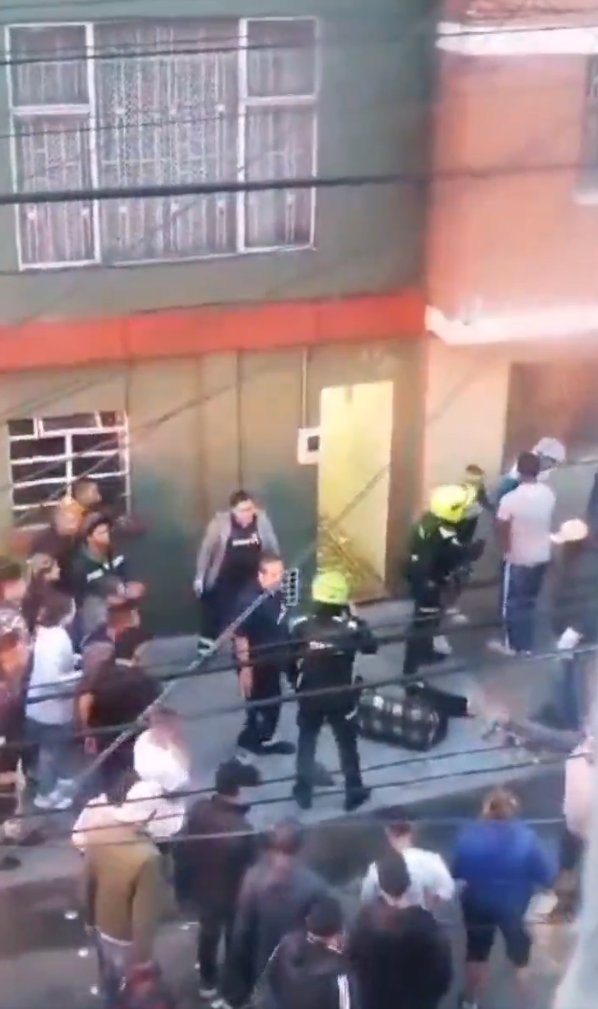 Vecino relató crudos detalles de cómo encontró a los niños que habrían sido asesinados por su padre en Engativá 1 Vecino relató crudos detalles de cómo encontró a los niños que habrían sido asesinados por su padre en Engativá Un residente del sector logró entrar a la vivienda en donde Darwin Beltrán, presuntamente, había asesinado a sus 2 hijos. Esto fue lo que vio.