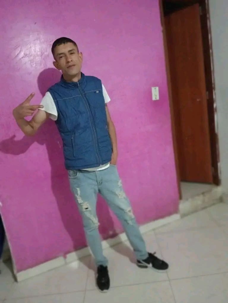 William completa nueve días desaparecido 1 William completa nueve días desaparecido Angustiosos y vacíos son los días que está viviendo la familia de William Guillermo Villada Ramírez, quien hoy completa nueve días desaparecido, sin que haya pista alguna de dónde podría estar.