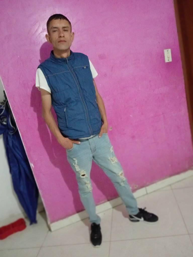 William fue hallado sin vida en una vía de Bosa: llevaba 11 días desaparecido 1 William fue hallado sin vida en una vía de Bosa: llevaba 11 días desaparecido William Villada, quien llevaba varios días desaparecido, fue hallado sin vida en plena vía pública de Bosa, muy cerca de su casa. Sus familiares lo reconocieron por sus tenis.