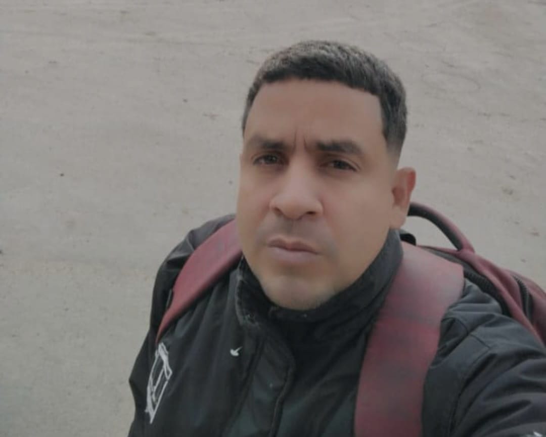 Vigilante fue asesinado dentro de la empresa donde trabajaba: su familia pide que se capture al agresor Según María, esta persona llegó allí, descendió de la moto en la que se movilizaba y se acercó al lugar donde se encontraba Álvaro haciendo sus labores como vigilante.&nbsp;
