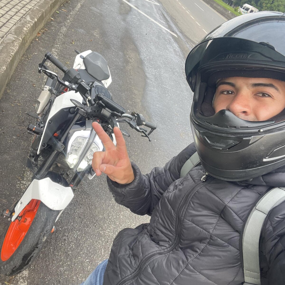 Juan Pablo salió a verse con un amigo y no volvió 1 Juan Pablo salió a verse con un amigo y no volvió Un humilde y trabajador joven residente de la localidad de San Cristóbal, identificado como Juan Pablo Camacho Suárez, nunca imaginó que un mensaje de texto con su hermana sería la última comunicación que tendría con su familia, antes de desaparecer por completo, tras pasar una noche de copas junto a un amigo y una mujer. Esto quedó registrado en un video que su padre ayudó a recopilar para tratar de dar con su paradero.