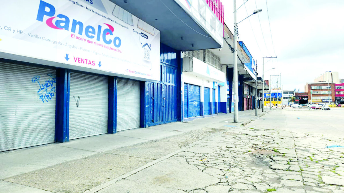 Conmoción por crimen de un hombre en Paloquemao 1 Conmoción por crimen de un hombre en Paloquemao Un hombre recibió un disparo a pocos metros del CAI de Paloquemao durante el presunto robo de su maleta. Falleció minutos después en un hospital.