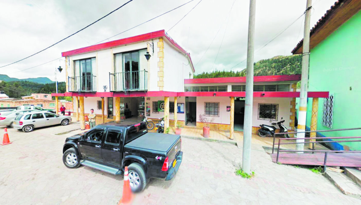 Jhon Ánderson fue hallado sin vida dentro de una celda de una estación de policía: su familia da detalles del caso Luego de ser detenido, tras protagonizar un altercado, Jhon Ánderson Riaño Orozco, un joven que se ganaba la vida como minero, fue hallado sin vida dentro de una de las celdas de la estación de Policía de Sutatausa (Cundinamarca). Aunque las autoridades del municipio informaron a la familia de la víctima que Ánderson se habría quitado la vida dentro de las instalaciones de la estación, ubicada en la carrera 4 con calle 3, la familia duda de esta versión y está exigiendo que se esclarezcan los hechos ocurridos en la noche del viernes.