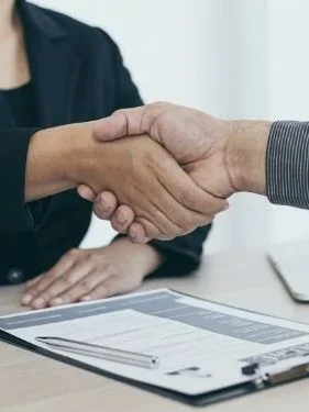 La DIAN ofrece más de mil vacantes laborales en todo el país 2 La DIAN ofrece más de mil vacantes laborales en todo el país Este concurso, denominado DIAN 2667, está diseñado para proveer plazas en vacancia definitiva dentro del Sistema Específico de Carrera Administrativa de la entidad, tanto en modalidad de ascenso como de ingreso.