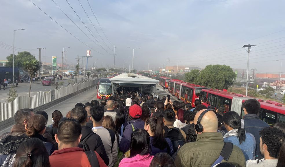 EN VIVO: Caos en la movilidad por manifestaciones en Soacha 10 EN VIVO: Caos en la movilidad por manifestaciones en Soacha Desde la mañana de este jueves, la movilidad en el municipio de Soacha (Cundinamarca) ha presentado importantes afectaciones debido a los bloqueos generados por manifestantes. Los protestantes expresan su descontento con los recientes controles impuestos a los horarios de funcionamiento de establecimientos comerciales nocturnos, lo que ha desencadenado una serie de bloqueos.