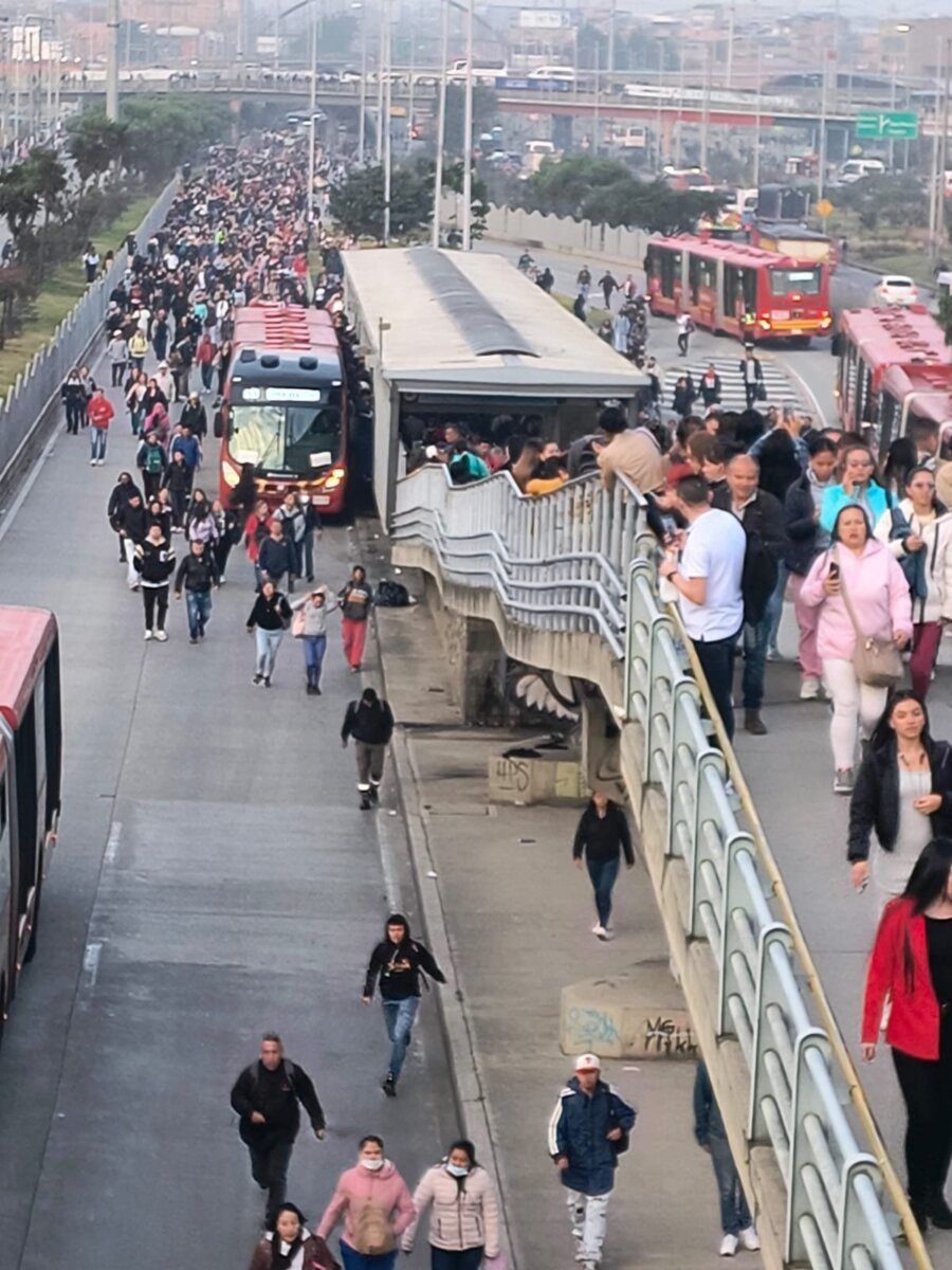 EN VIVO: Caos en la movilidad por manifestaciones en Soacha 1 EN VIVO: Caos en la movilidad por manifestaciones en Soacha Desde la mañana de este jueves, la movilidad en el municipio de Soacha (Cundinamarca) ha presentado importantes afectaciones debido a los bloqueos generados por manifestantes. Los protestantes expresan su descontento con los recientes controles impuestos a los horarios de funcionamiento de establecimientos comerciales nocturnos, lo que ha desencadenado una serie de bloqueos.