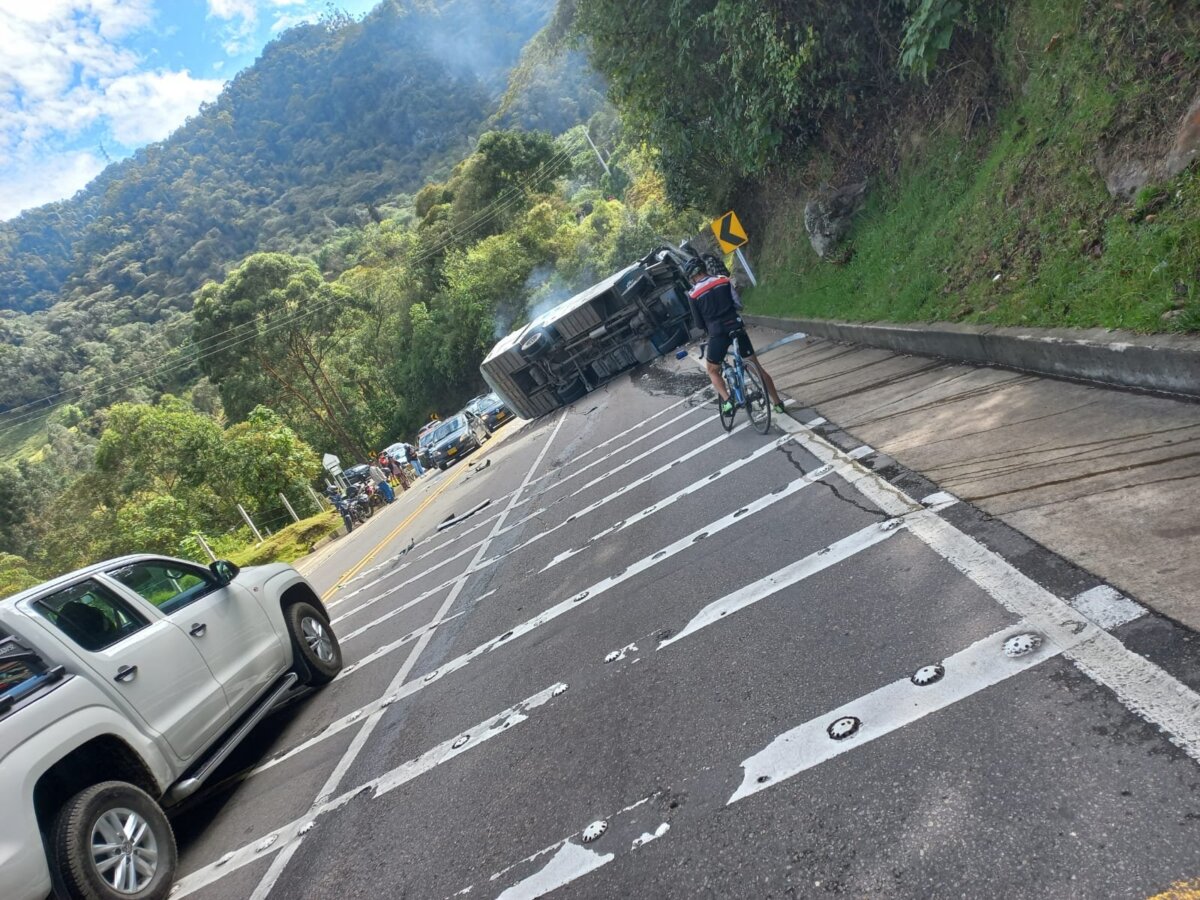 Se conoce video del momento exacto en el que se presenta accidente en la vía Bogotá- La Mesa 1 Se conoce video del momento exacto en el que se presenta accidente en la vía Bogotá- La Mesa La mañana de este sábado 5 de octubre se registró un trágico accidente de tránsito en el perímetro 95 de la vía que de Bogotá conduce al municipio de La Mesa (Cundinamarca). Se conoce que un bus resultó volcado dejando un saldo de 5 muertos y 23 heridos.